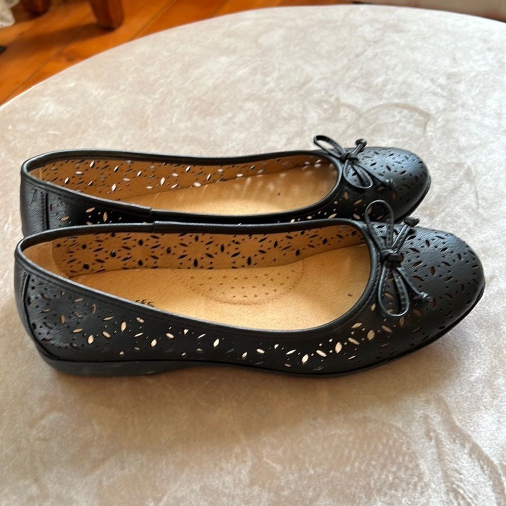Black Leather-Like Cutout Ballerina Flats COMFY! Sz  8.5 EUC